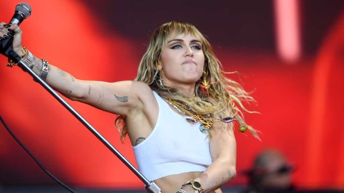 Miley Cyrus covers Metallica and Nine Inch Nails at Glastonbury | Louder Miley Cyrus Mencoba Peruntungan